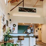Offshore SOBA&COFFEE - 天井が高い蔵カフェ♪ 中に入るとハワイアンでオシャレな空間✨️