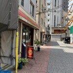 カレー屋SATCHMO - 左前方の赤い幟旗が目印