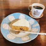 Offshore SOBA&COFFEE - 【ドリップコーヒー レギュラー ￥550 ／ キャロットケーキ ￥500】器がセンス良くてステキ♪ 店内が涼しかったので、ホットコーヒーでカフェタイムです☕️