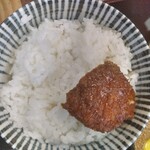 矢田かつ - 半分にカットされたカツはこれくらいの大きさ