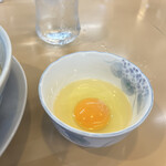 大勝軒 - 卵。麺をつけて啜ると、鋭さが丸くなり美味しい。でもやっぱり鋭いのが美味しくて、途中に挟むのが好き。