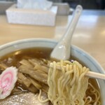 大勝軒 - 細麺。軽くちぢれ。スープに染まっているけれど、白い麺。びしっと茹で上げられて美味。
