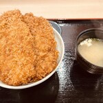 秩父わらじかつ亭 - 味噌汁とおしんこのみ