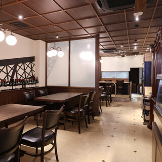 大正時代の洋食レストランをイメージしたクラシカルな店内で寛ぐ