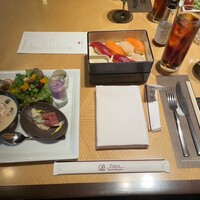 ブッフェアンドカフェ スロープサイドダイナー ザクロ - お寿司は鮪、帆立、サーモンなど数種類の中きら食べたいネタを選ぶと握ってくれます。