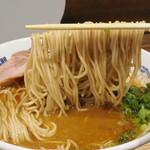 NIBOSHI MANIA - 自家製オマール海老煮干ソバ 麺リフト