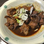 炭火焼肉 焼きしゃぶ にく式 琴似店 - 牛スジの煮込み