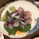 ろばた仁 本店 - 関サバ、関アジの盛り合わせハーフ。本来予約が必要なそうですが、確認後対応してくれました。美味しいので、あっという間に家族が食べました。