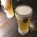 炭火焼肉 焼きしゃぶ にく式 - キンキンに冷えたグラスの生ビールで乾杯！