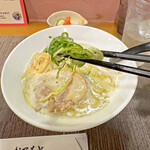 鶏白湯専門 らーめん我羅奢 - たっぷり載った刻み葱