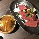 炭火焼肉 焼きしゃぶ にく式 - 角の立った新鮮なハツ刺し