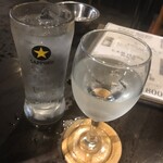 炭火焼肉 焼きしゃぶ にく式 - ワイングラスに結構な量の日本酒が素敵w