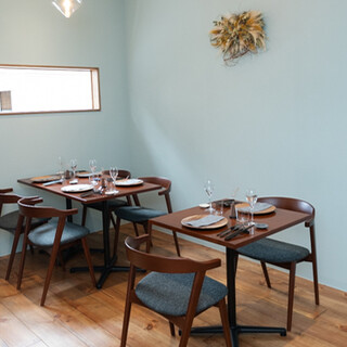 落ち着いた店内は、グループやご家族様でも幅広いシーンに対応