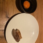 十番 無鴨黒 - カモすきは卵黄をつけていただく