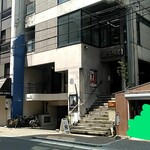シロックコーヒー - お店の外観（写真中央の階段を登ります）