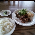 ウッディハウス - ご飯と漬物、焼き肉と同じお皿にサラダなどがつくセット（８００円）