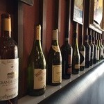 炭火イタリアン酒場 ボスコ - 店内にはお酒が飾ってあり、おしゃれな空間