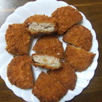 大衆居酒屋食堂どん - 垂井町の名物を目指してＰＲ中の垂井玉ねぎメンチカツ。１個２００円で店頭購入できます。