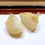 てんぷら 近藤 - 小玉ねぎ (夕張)