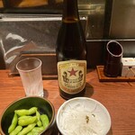 新宿うな鐵 - 瓶ビールとお通しの枝豆と大根細切り