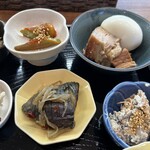 トキヤ - 豚の角煮、半熟ゆで卵、白和え、ナスの煮浸し、オクラ