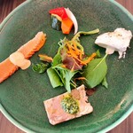 IL PLANETARIO - 下から豚のテリーヌパセリソース添えコッパロマーナ、時計回りに桜鱒のスモークと卵黄トマトソースショロン、野菜のピクルス、ゴルゴンゾーラムース蜂蜜黒胡椒添え、真ん中にベビーリーフ