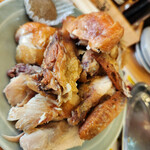 ひとくち餃子の頂 - ひな鶏の素揚げ１/2「私が裂けちゃう！」