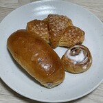 エピシェール - 料理写真:メロンワッサン、ミニシナモンロール、じゅわっとレーズン