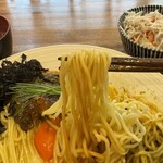 酒肴場 屯 - 本来なら平打ち麺なんですが、売切れのため低加水の細ストレート麺。相性悪くはないですが、肝バターが濃厚なので太麺の方が合いますね。