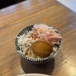 酒肴場 屯 - 白飯にはとびっこと釜揚げしらすをサービスして頂き、そちらに一旦アワビを退避