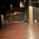 ｂａｒ 松虎 - 巨大な火鉢が真ん中で燃えている