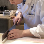 宮川町 水簾 - 目の前で鱧の骨切り。料理のそこかしこに旬の鱧がちりばめられていました