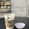 Starbucks - ドリンク写真:「caffè americano caldo.」ホットコーヒの注文を伝え、先払いをする時に「Come ti chiami?」と名前を訊かれた。理由は、紙カップにマジックインクで書くことだった。トラベラーズ・リッドは香りが立ち上らないので外して飲むが、元々香りが弱い。客は快楽報酬系である砂糖とミルクの味で誤魔化されているのではないかなぁ。