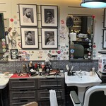 Starbucks - 美容院で髭剃り・顔剃りはできないが、床屋にそれをする資格が与えられているのは日本と同じ。隣の男性は丁寧に自慢の髭を整えてもらっていた。