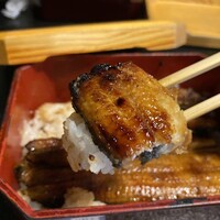 菊屋 - ウナ様に箸を入れますと、柔らかっΣ(｡☉∆☉)
                    スっと縦に箸が入ります。
                    身もふわっとしていて、少し焦がしてある
                    鰻の端っこの部分が特に香ばしくて
                    あーもう幸せ(❁´ω`❁)