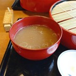 257094063 - 蕎麦湯を注ぎます