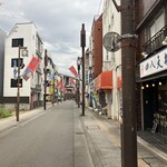 四八天丼 - 向こうが駅で、