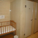 城山ホテル鹿児島 - 男性のトイレにもこのような赤ちゃん様のベットがあります。