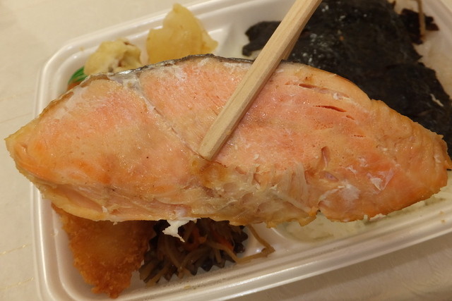 平日ランチタイムに新製品の のり銀鮭弁当 を買って ほっともっとは 平日ランチタイムに新製品の のり銀鮭弁当 を買って ほっともっとは
