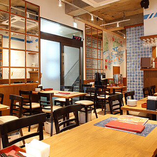 イタリアンな赤が映える店内は、明るく居心地の良い雰囲気◎