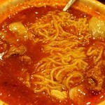 Souryuukyo - 牛肉の四川風煮込み　途中で玉子麺が投入される