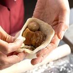 肉まん専門店 玲玲香包 - 料理写真:ひとつひとつ丁寧に包みます