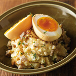 自家製 燻製半熟玉子とベーコンのポテトサラダ