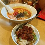 八の角とまとらーめん - とまとらーめんと辛ミンチ丼