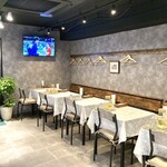 味彩 - テーブル席方面