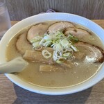 信長ラーメン - 信長も食べた（かったであろう）チャーシューメン。　まるで大理石のように艶やかに輝く肉たちが、　　　殿を待っている