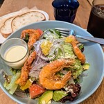 RHC CAFE - ガーリックシュリンプとアボカドのサラダと、ブレッド