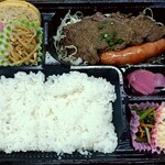 肉のくいしんぼう - １番人気の牛さがり弁当800円を注文しました。店内で作っていますので５分～１０分ぐらいは待ちます