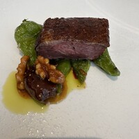 Alchimiste - 銀の鴨。皮目が美味。身はしっとり。下には万願寺唐辛子を敷いて。無花果を甘く炊いて胡桃を添えて。