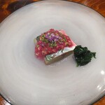 馳走西健一 - 鯵 山椒のオイル：鯵の下に山椒のオイルを敷き、上にはコンソメスープで味付けしたレッドオニオン、ビーツ、枝豆 etc。のソースがかけられ 穂紫蘇と芽葱が飾られ、モロヘイヤのお浸しが添えられています。鯵の食感やお味の概念が変わりました。素晴らしい！